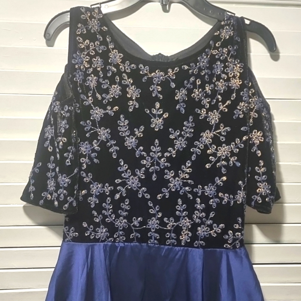 Maxi Embroidered Dress - Picture 4 of 9